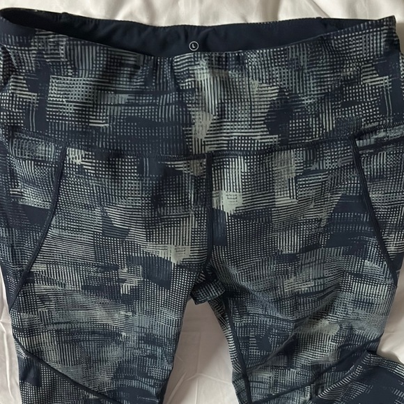 Sweaty Betty Navy and Light Gray Patterned Leggings - Picture 2 of 12